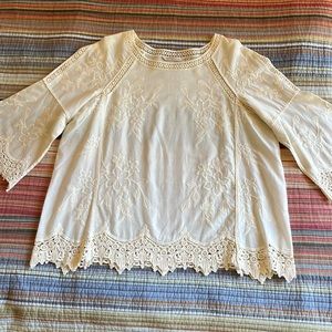Women’s Soft Surroundings Cream Embroidered w/Lace Trim Top, size large petite
